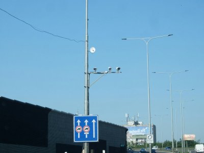 Deze nieuwe flitspaal ziet of je met je telefoon rijdt